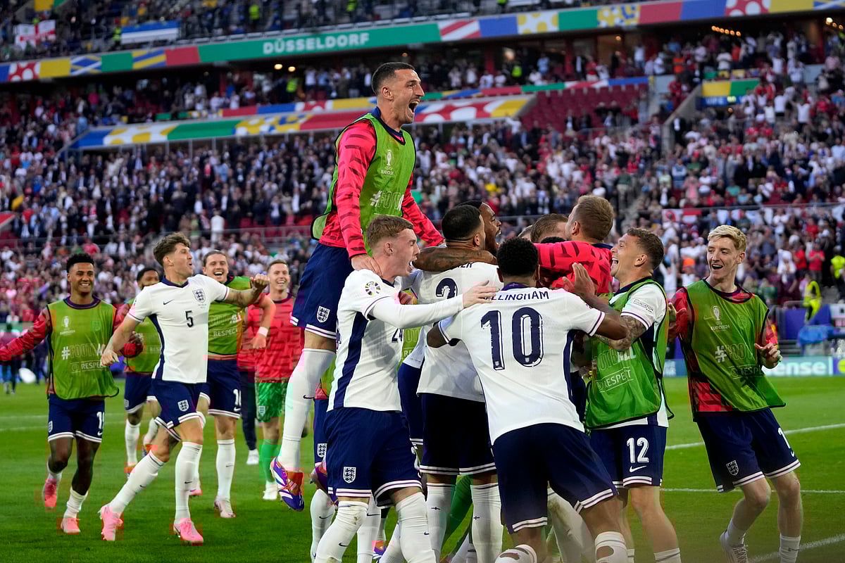  (AP Photo/Darko Vojinovic) : England's players celebrate after a quarterfinal match between England and Switzerland at the Euro 2024 soccer tournament in Duesseldorf, Germany, Saturday, July 6, 2024.